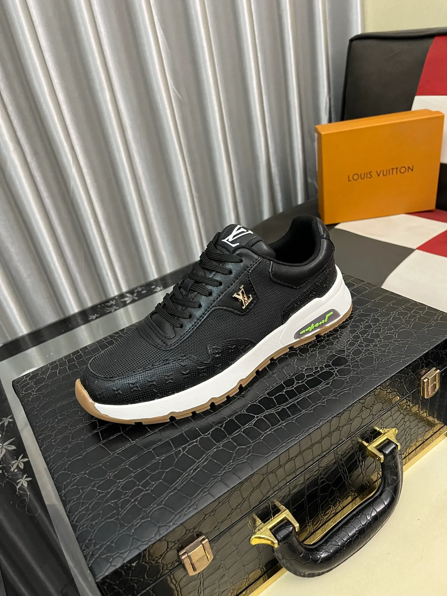 Men's shoes 💰458⌚️⌚️[Louis Vuitton LV] Dad shoes are popular casual sports shoes with outsole, breathable and comfortable, easy to walk, trendy men's versatile fly woven epoxy with ➕leather lining➕Gucci's popular original outsole, sports and running style, super comfortable. Size 38-442️⃣Colors available
